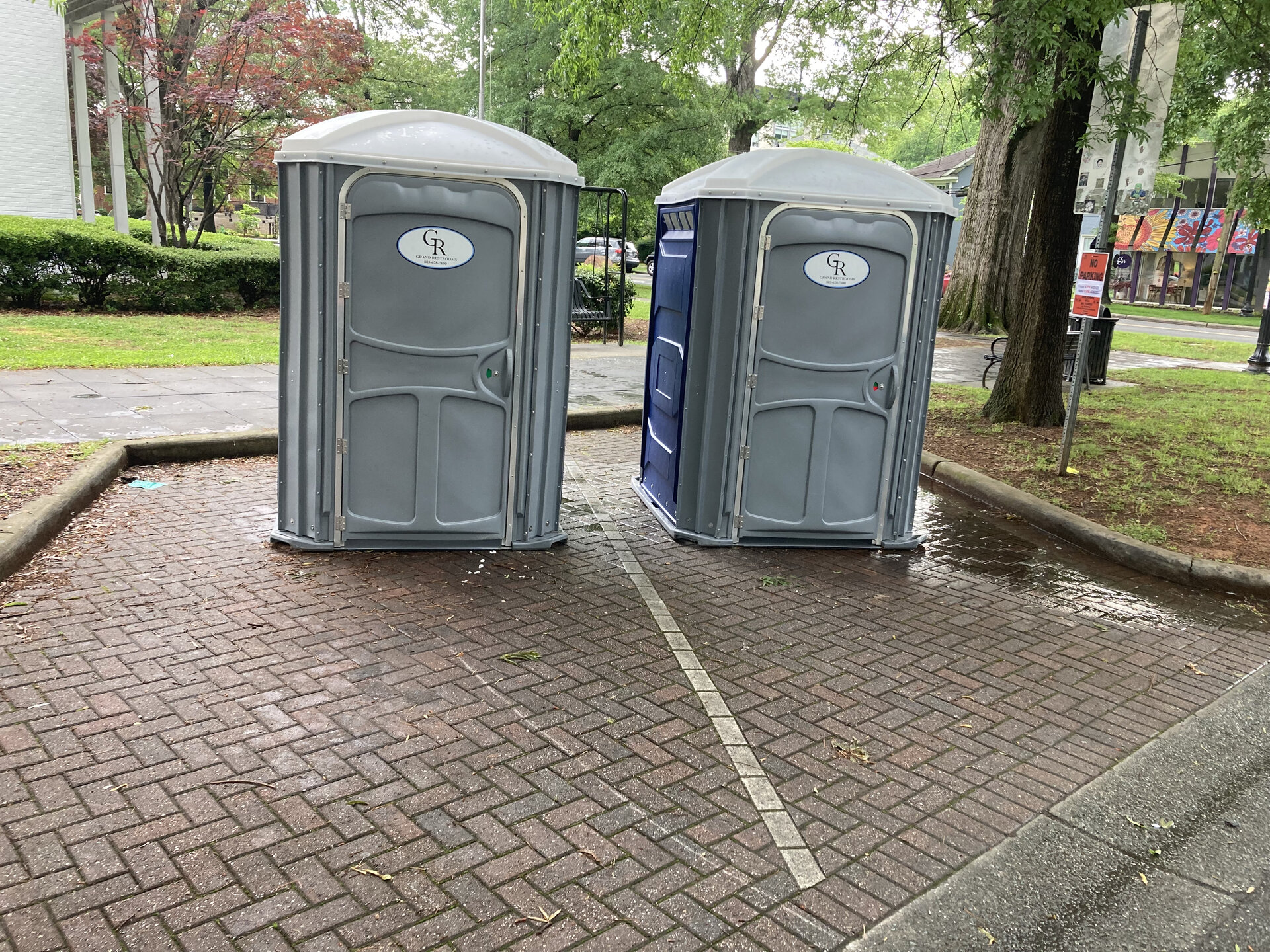 Containment tray setup for portable restrooms